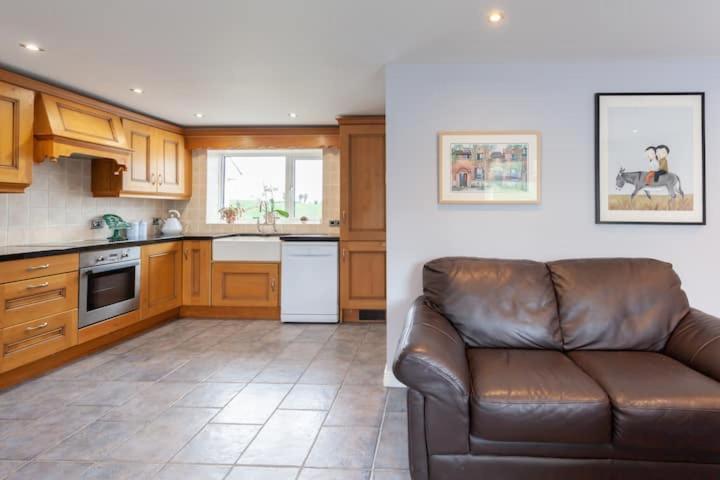 Charming Cottage 4 Bedroom Acton  Exterior foto